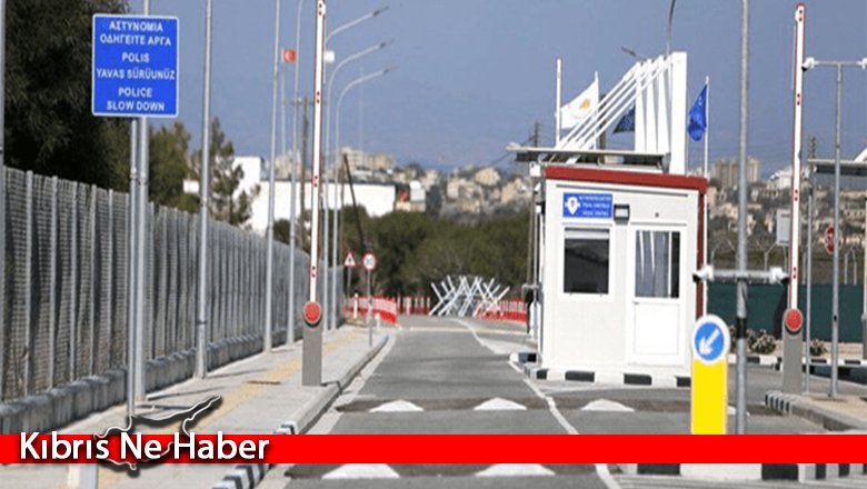 Derinya geçiş kapısında kadınlar eylem düzenliyor