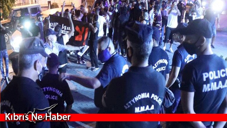 Müslümanlardan güneydeki Fransa Büyükelçiliği önünde protesto