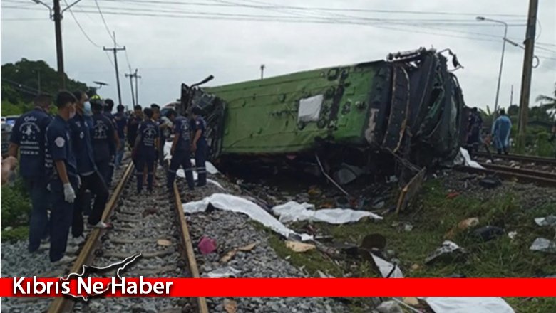 Tayland'da Hemzemin Geçitte Tren Otobüse Çarptı