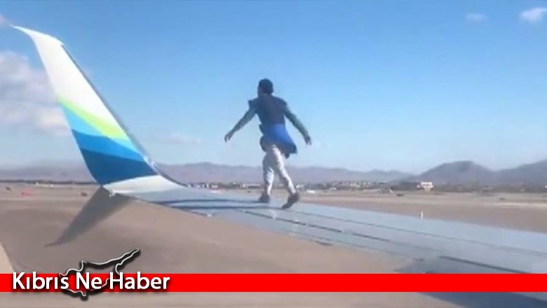 Kalkışa hazırlanan uçağın kanadına çıktı