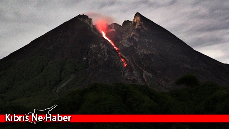 Endonezya'da Merapi Yanardağı'nda iki patlama oldu