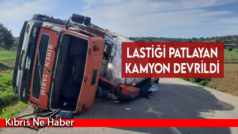 Lastiği patlayan kamyon devrildi