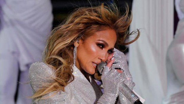 Jennifer Lopez boş meydanda konser verdi