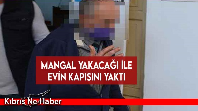 Mangal yakacağı ile evin kapısını yaktı