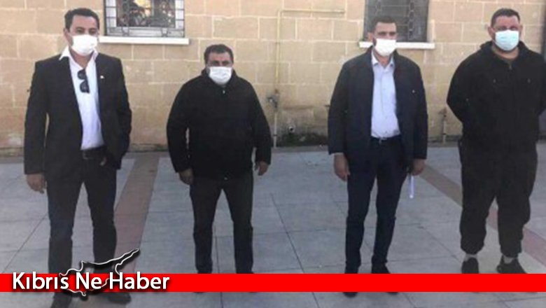 Ali Pilli’nin görevden alınmasını ve siyasi gelişmeleri protesto eden bir grup vatandaş, basın açıklaması yaptı