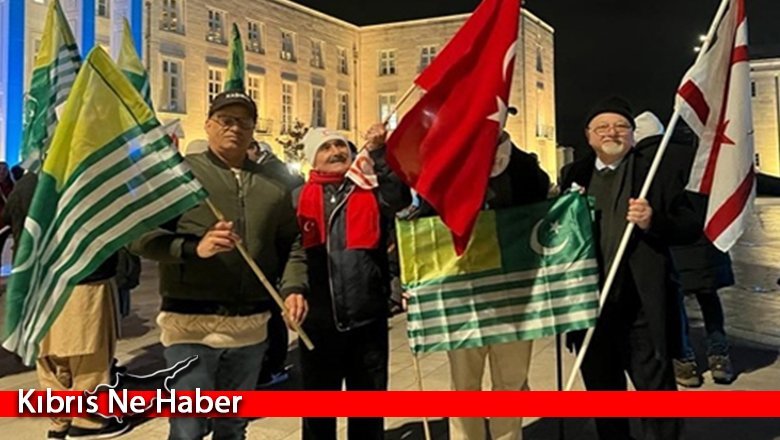 KKTC bayrağını indiren belediye 2’nci kez protesto edildi