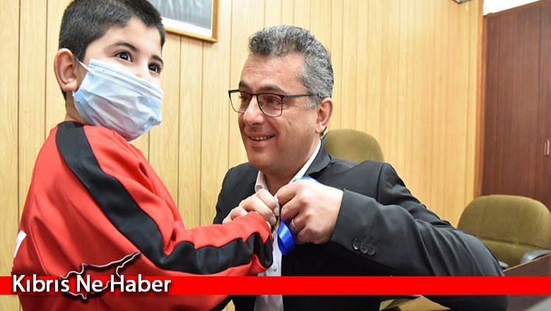 Otizme dikkat çekmek için vekillere mavi kurdele