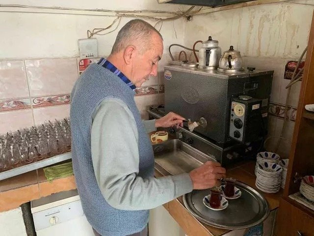 Rekor oyla seçilip belediye başkanlığı yapmıştı... Şimdi ise çaycıda çalışıyor