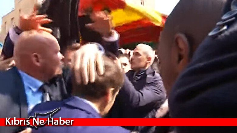 Fransa Cumhurbaşkanı Macron'a domatesli saldırı