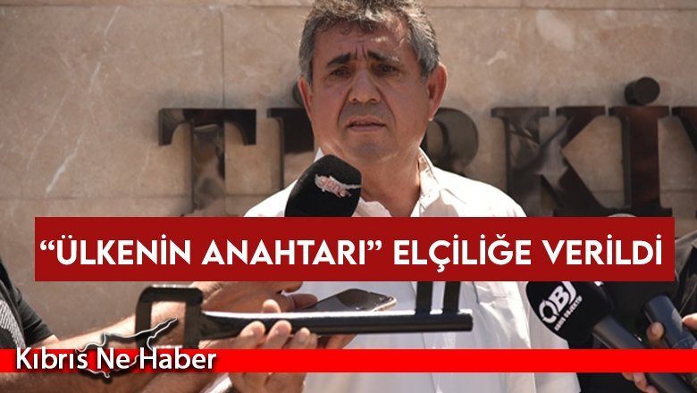 Lefkoşa Büyükelçiliği'nin önüne “ülkenin anahtarını” bıraktılar