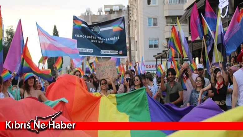 “Aile sadece anne, baba ve çocuklardan oluşmaz, gökkuşağı aileler vardır”