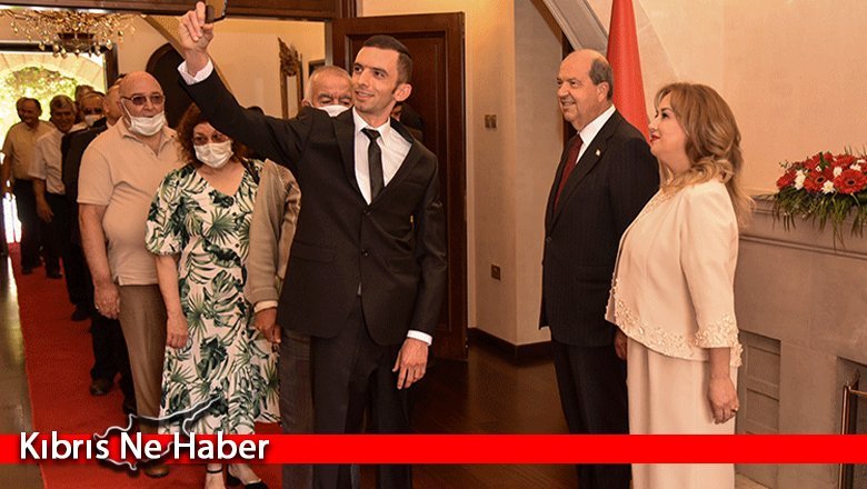 Cumhurbaşkanı Tatar ve eşi halkla bayramlaştı