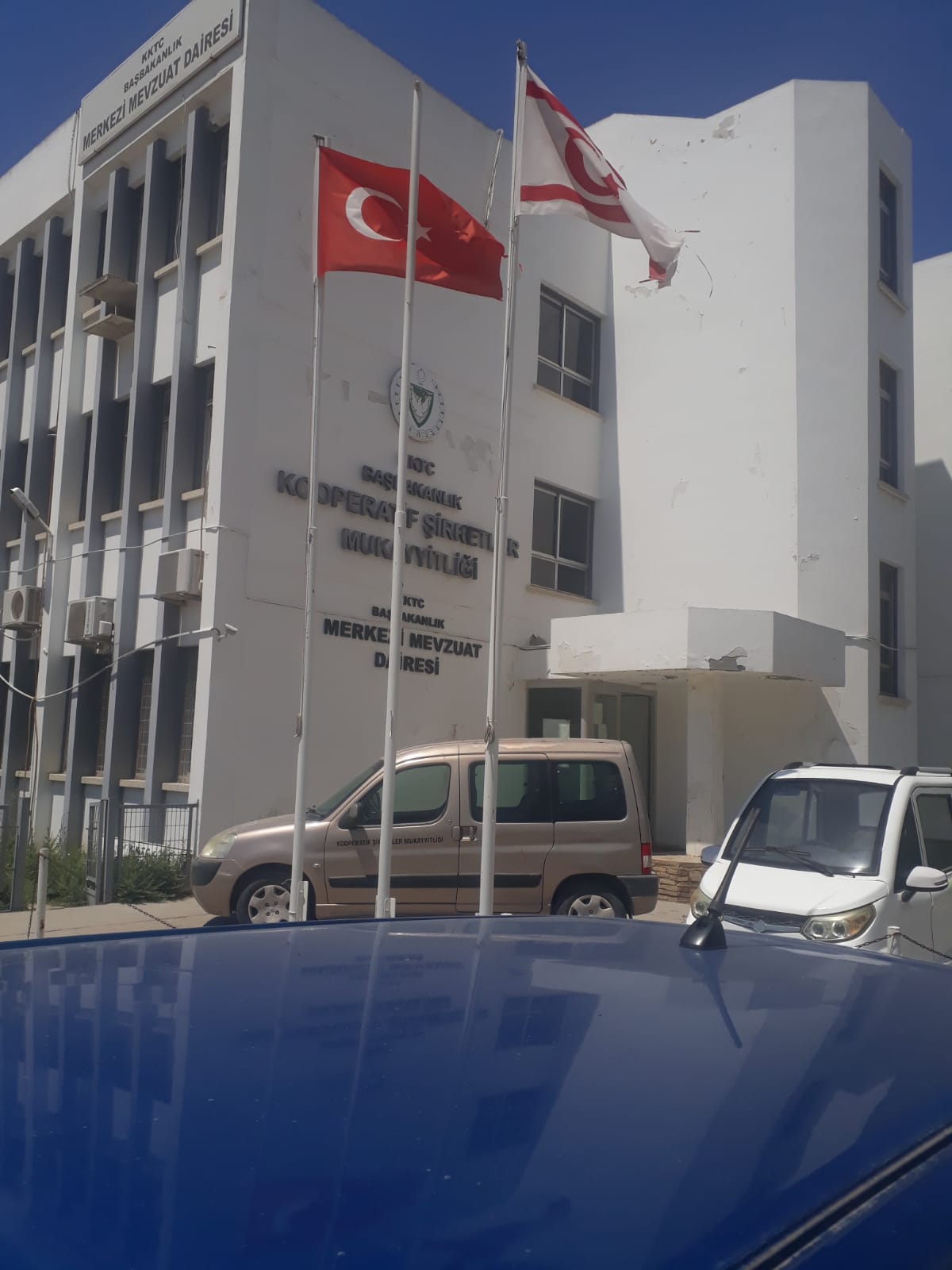 Bakanlığa ait asılı bayraklarımız yırtık şekilde dalgalanıyor...