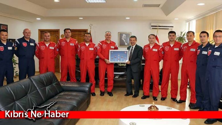 Dışişleri Bakanı Ertuğruloğlu, Türk Yıldızlarını kabul etti