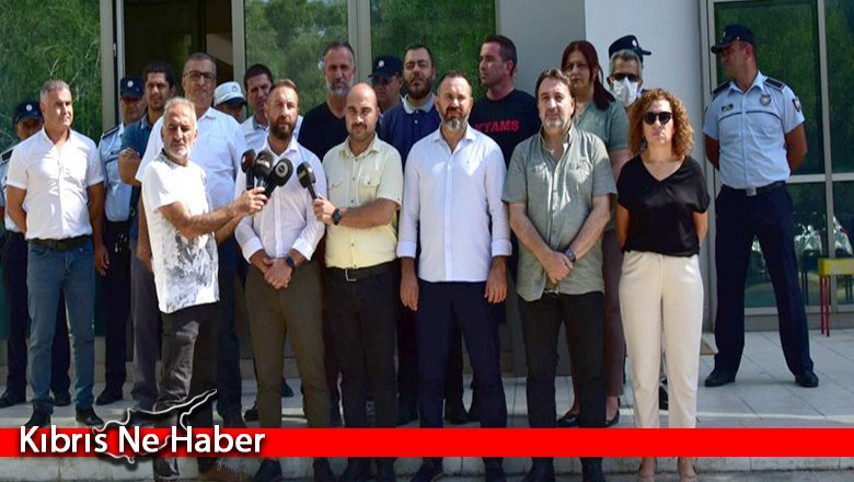 Sendikalar Kamu Hizmeti Komisyonu binası önünde eylem gerçekleştirdi