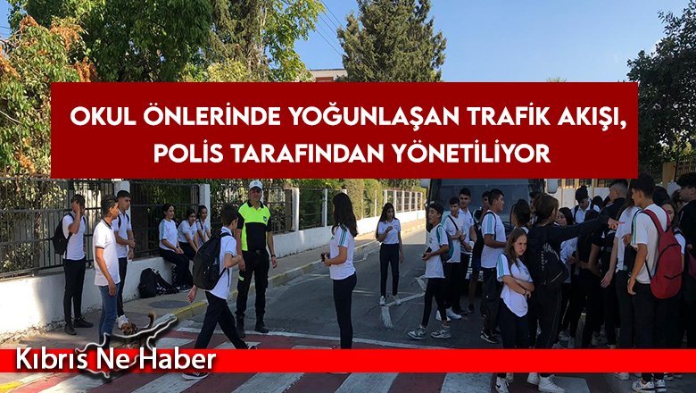 Okul önlerinde yoğunlaşan trafik akışı, polis tarafından yönetiliyor