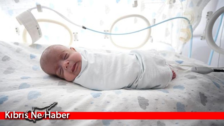 600 gramlık 'parmak bebek' hayata tutundu!