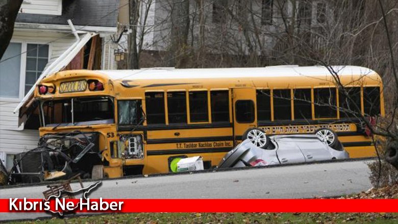 Okul servisi 2 aracın ardından eve çarptı: 14 yaralı