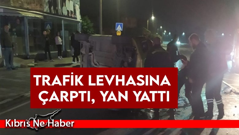Trafik levhasına çarptı, yan yattı