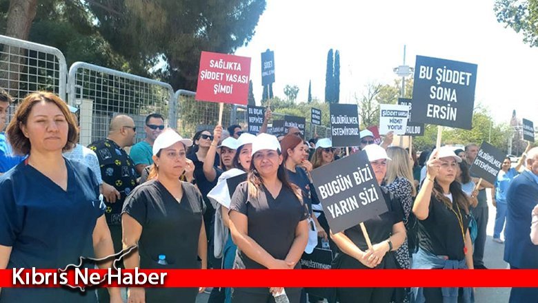 Sağlık çalışanları meclis önünde eyleme gitti