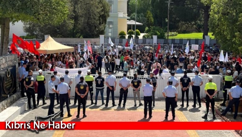 Öğretmenler Meclis önünde eylem yapıyor