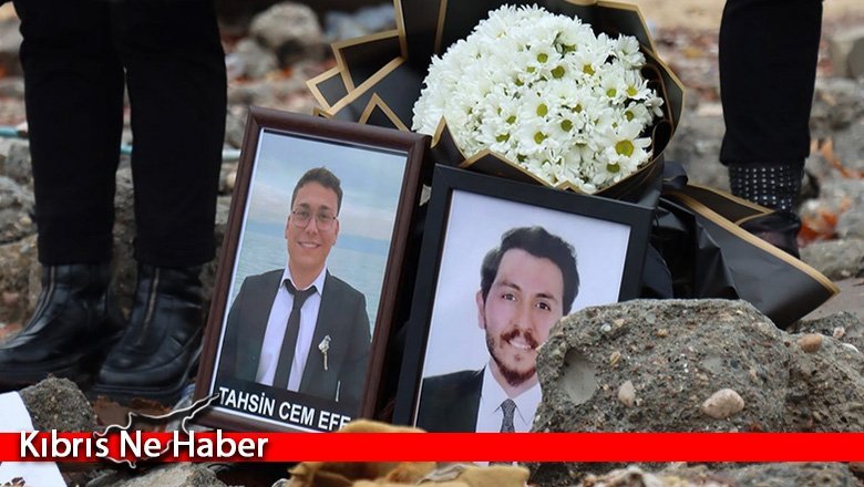 Depremlerde çocuklarını kaybeden aileler, Adıyaman'da yıkılan İsias Otel'in enkazına çiçek bıraktı