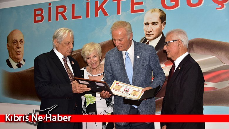 Barış Harekatı gazileri ve sanatçı Ediz Hun, TMT Mücahitler Derneği’ni ziyaret etti