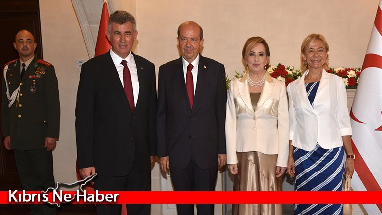 Cumhurbaşkanı Tatar ve eşi Sibel Tatar Cumhurbaşkanlığı’nda bayram tebriği kabul etti