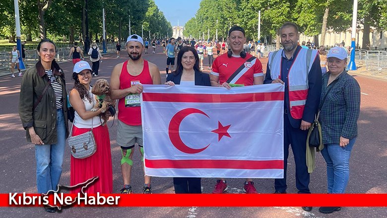 İngiltere’de yaşayan iki Kıbrıslı Türk koşucu, “Ada’da Barışın 50. yılı” sloganıyla koştu