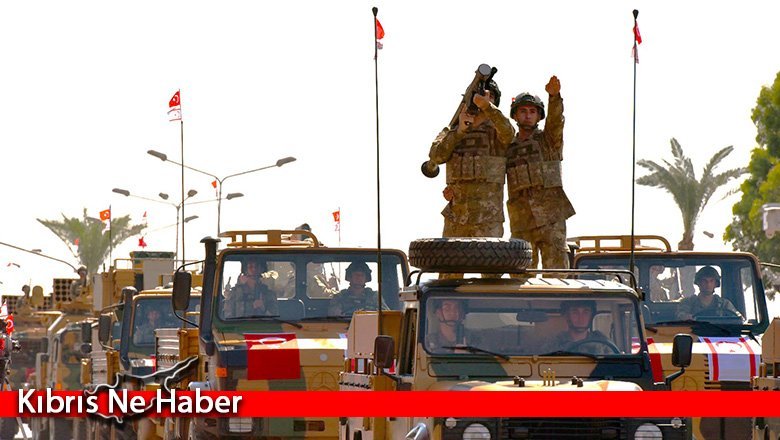 Lefkoşa Dr. Fazıl Küçük Bulvarı’nda 30 Ağustos Zafer Bayramı resmi geçit töreni düzenlendi