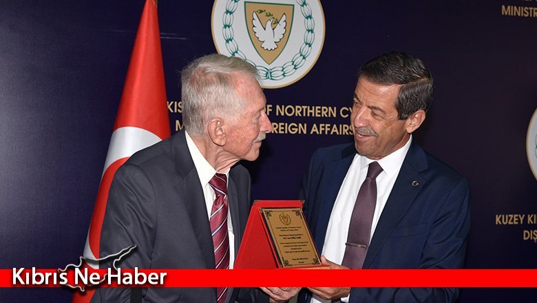 Dışişleri Bakanı Ertuğruloğlu, eski BM Barış Gücü askeri Lars Willy Lindh’e teşekkür plaketi takdim etti
