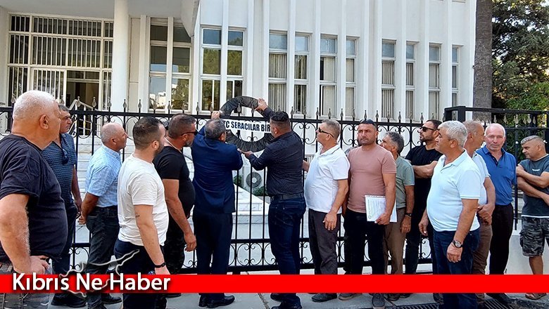 Seracılar Birliği, Bayındırlık ve Ulaştırma Bakanlığı’na siyah çelenk bıraktı