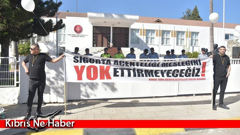 Kıbrıs Türk Sigorta Acenteleri Birliği Derneği, Cumhuriyet Meclis’i ve Maliye Bakanlığı önünde eylem yaptı