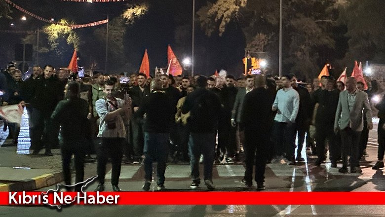 UBP’li gençler Derya’yı protesto etti, Öztürkler’e sahip çıktı