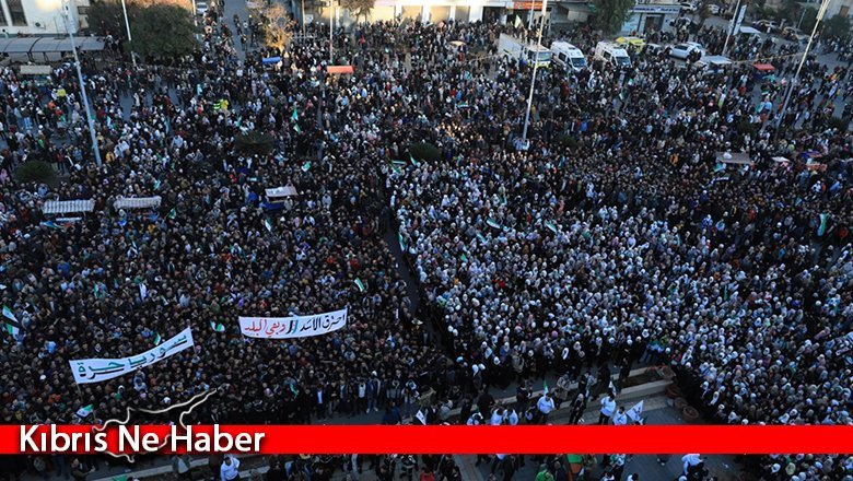 Suriye'nin Hama kentinde binlerce kişi Esed rejiminin devrilmesini kutladı