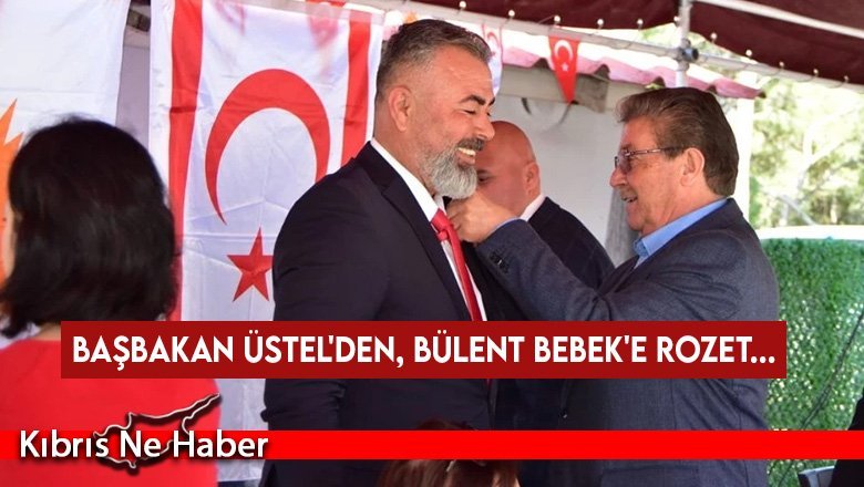 Ünal Üstel, UBP'ye katılan Beyarmudu Belediye Başkanı Bülent Bebek'e rozetini taktı