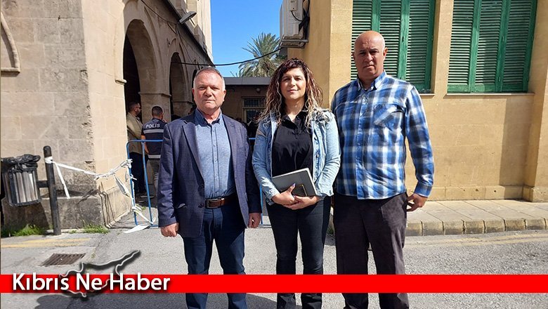 Gazeteciler Birliği, Girne Kaza Mahkemesi’nde basın açıklaması yaptı: Bu işin peşini bırakmayacağız