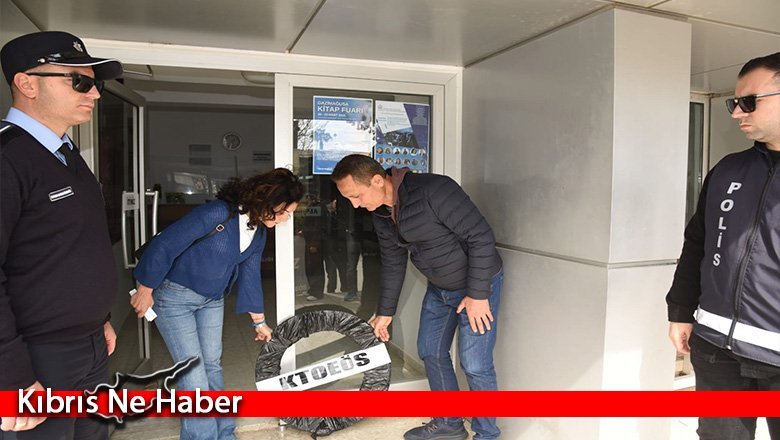 KTOEÖS Milli Eğitim Bakanlığı'na siyah çelenk bıraktı