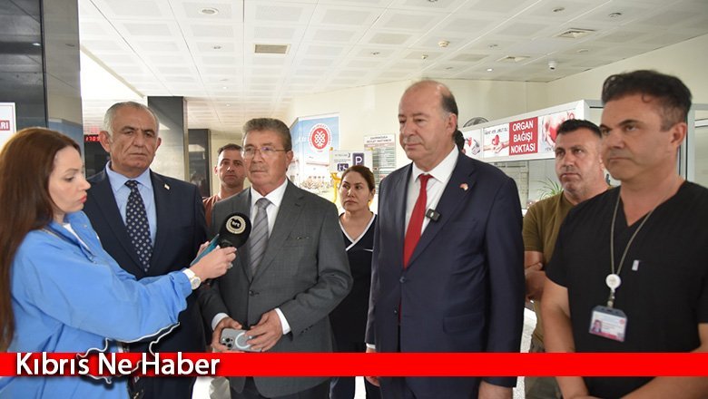 Başbakan Üstel otobüs kazasında yaralanan öğrencileri Gazimağusa Hastanesi’nde ziyaret etti
