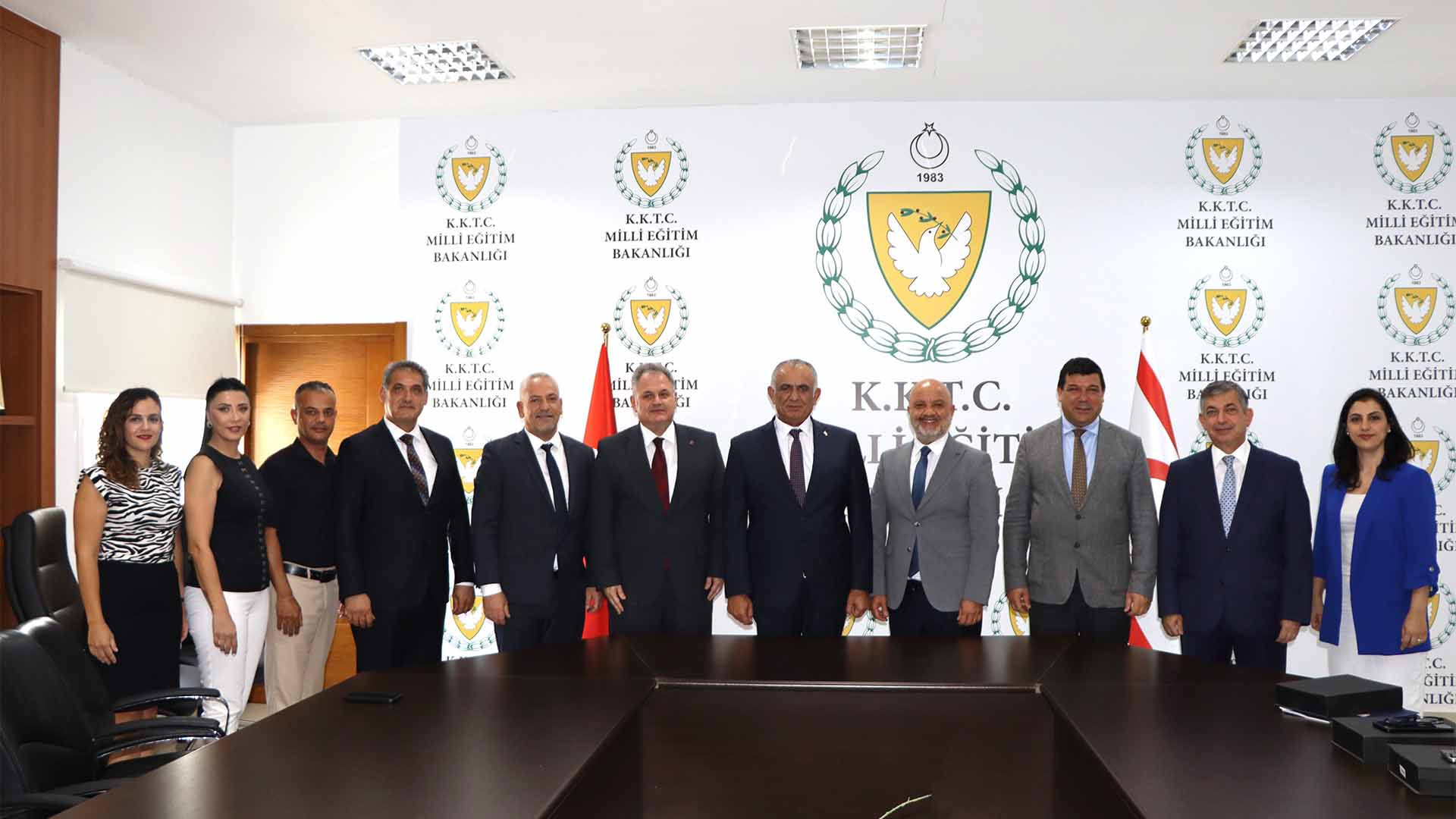 Çavuşoğlu, üniversitelerin rektörleriyle bir araya geldi