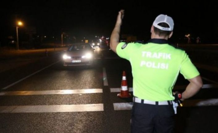 Ülke genelindeki trafik denetimlerinde 318 araç sürücüsü rapor edildi