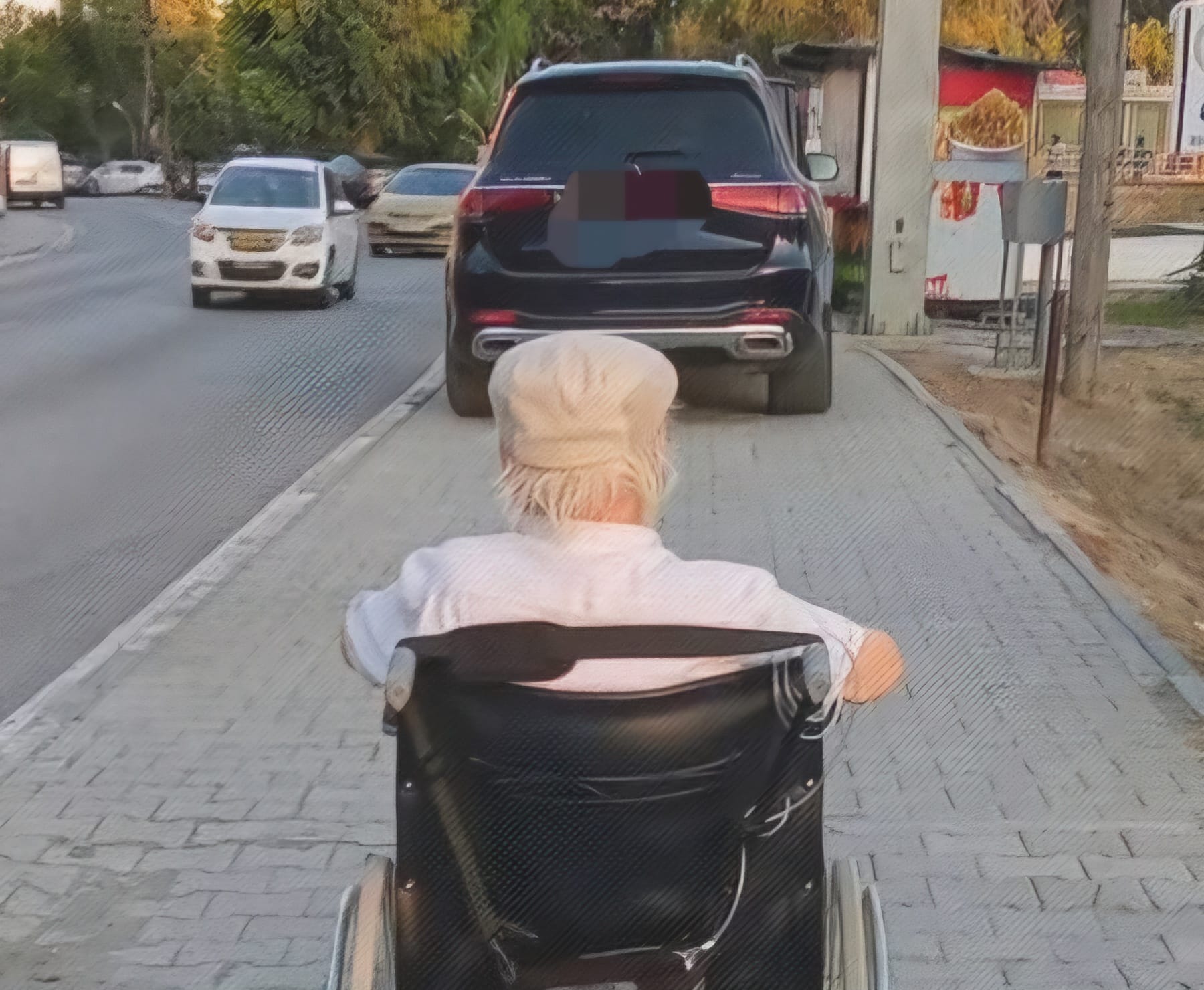 Kaldırıma park ederek geçişe engel olan sürücü rapor edildi