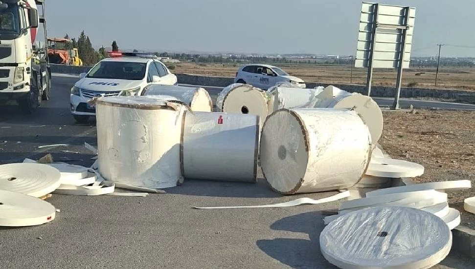 Polis uyardı: TIR'daki kağıt rulo balyalar yola düştü, sürücüler dikkat!