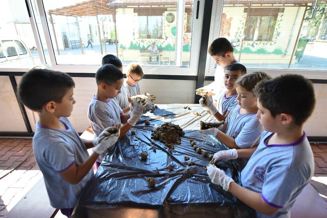 Lefke bölgesi ilkokul öğrencilerine “tohum topu” yapımı gösterildi