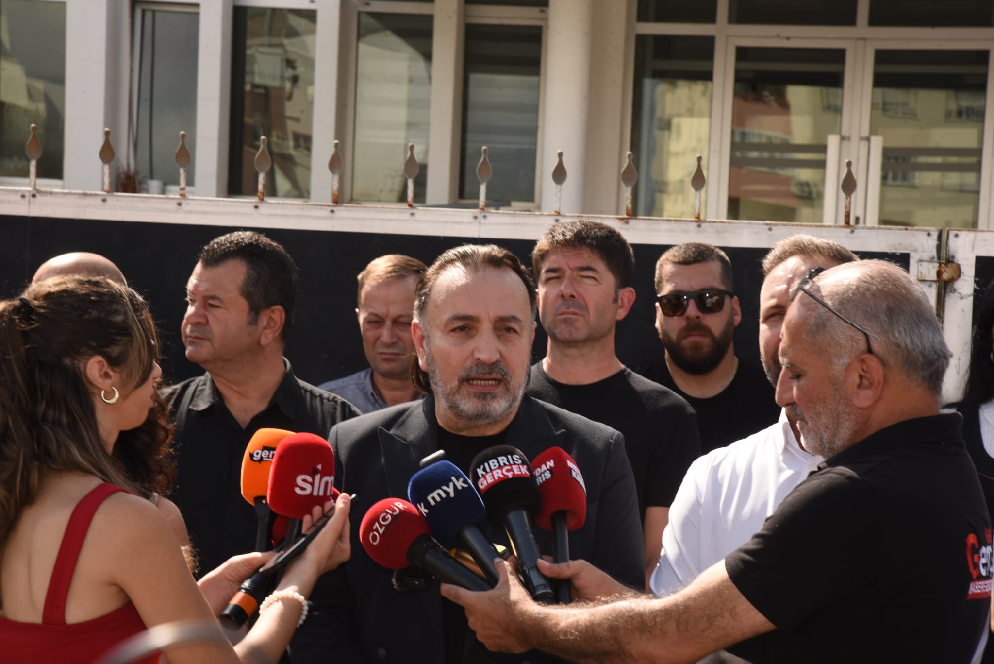 Kamuda yetkili beş sendika Başbakanlık’a siyah çelenk bıraktı