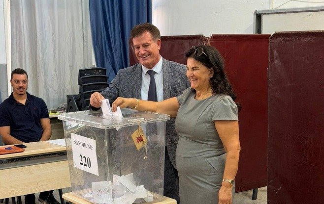 YDP Genel Başkanı ve Bayındırlık ve Ulaştırma Bakanı Erhan Arıklı, oyunu kullandı