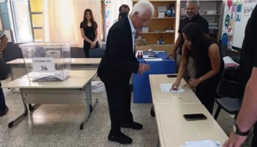 3'üncü Cumhurbaşkanı Derviş Eroğlu, oyunu kullandı