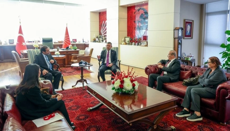 Özgür Özel CHP'nin 39. Olağan Kurultayı kapsamında Serdar Denktaş ile görüştü