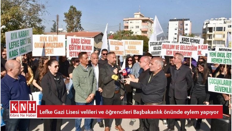 Lefke Gazi Lisesi velileri ve öğrencileri Başbakanlık önünde eylem yapıyor