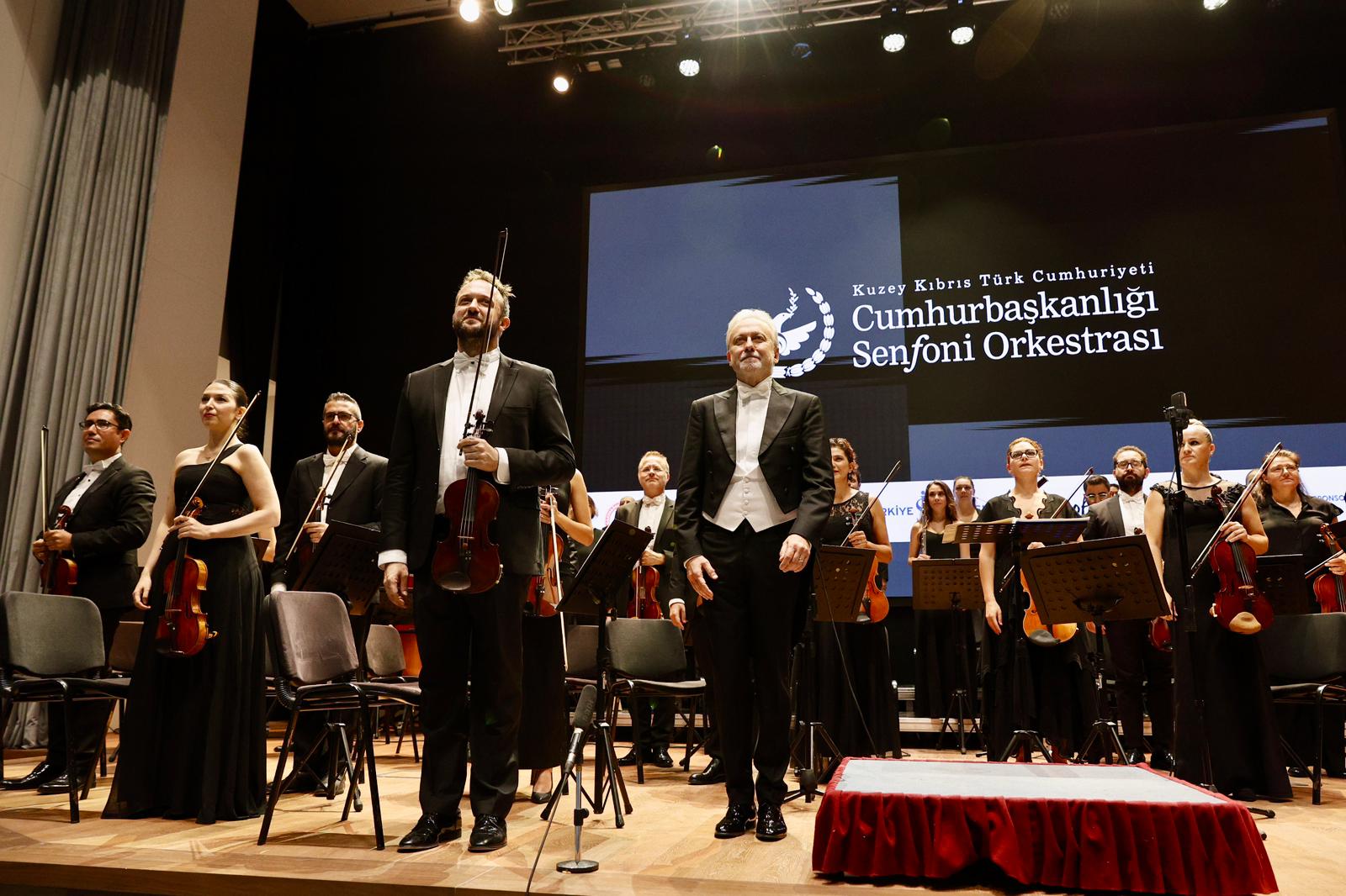 Cumhurbaşkanı Tufan Erhürman ve eşi Nilden Bektaş Erhürman, KKTC Cumhurbaşkanlığı Senfoni Orkestrası'nın sezon açılış konserini izledi